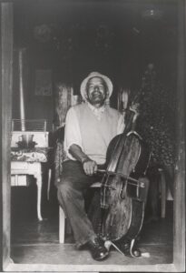 Ádám István ‘Icsán’ széki prímás, csellibőgővel 1975
